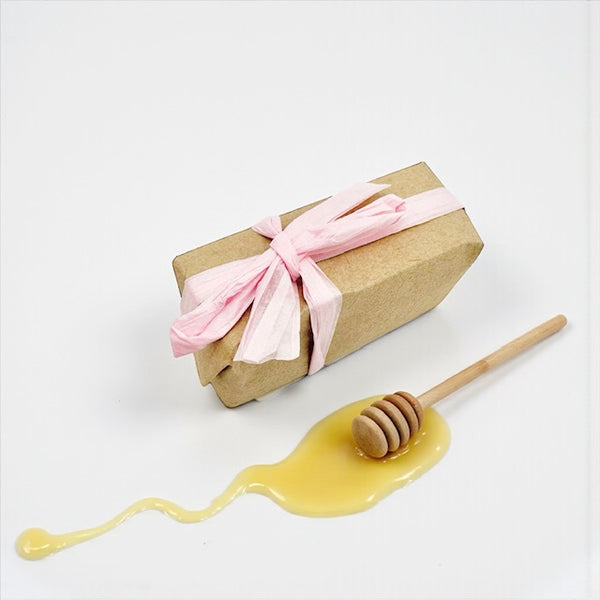 Mini nourishing raw honey soap with geranium, frankincense, beeswax and plant oils, gentle, soothing formula for sensitive or peri-/menopausal skin with subtle floral-spicy aroma.