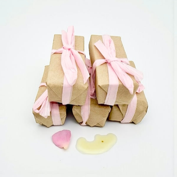 Stack of mini nourishing raw honey soap with geranium, frankincense, beeswax and plant oils, gentle, soothing formula for sensitive or peri-/menopausal skin with subtle floral-spicy aroma.